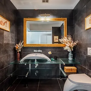 Apartamento The Boutique - Iconic In Galleria Duomo With Private Parking, Milão