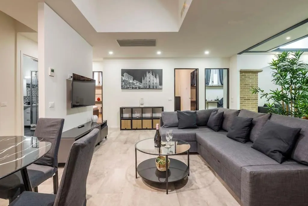 Comfortable 3 Bedrooms Apartment Few Steps From Duomo Milaan
