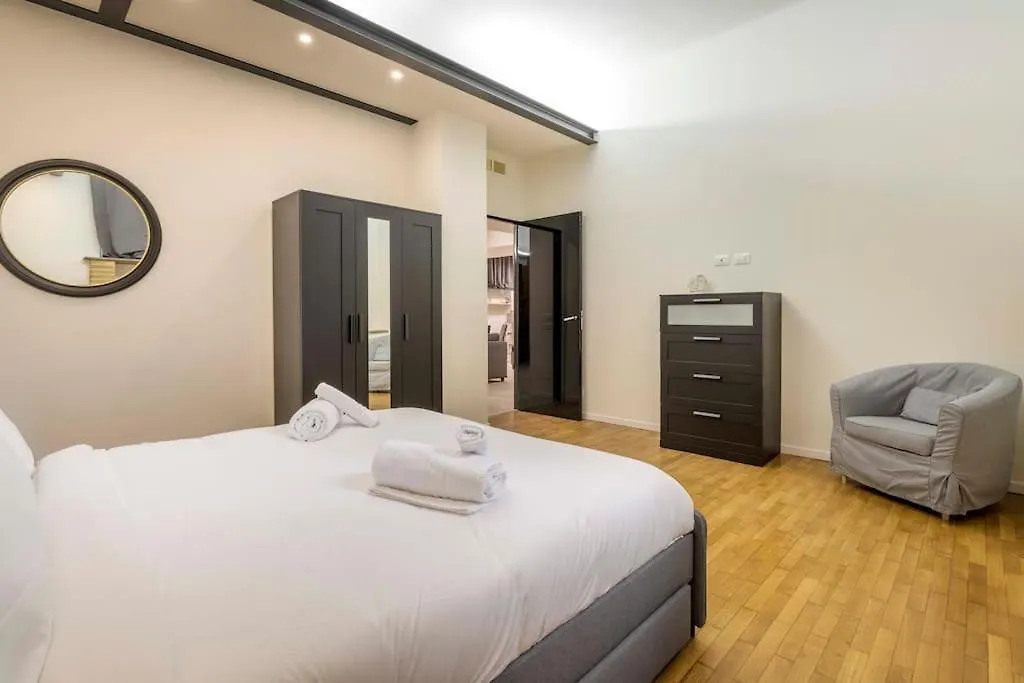 Comfortable 3 Bedrooms Apartment Few Steps From Duomo Milaan